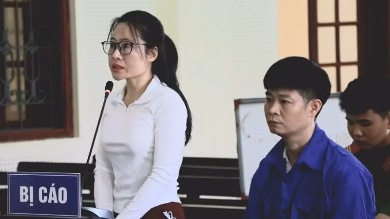 Hai bị cáo Trần Văn Giang và Nguyễn Thị Thắm tại phiên tòa sơ thẩm. Hai bị cáo Trần Văn Giang và Nguyễn Thị Thắm tại phiên tòa sơ thẩm.