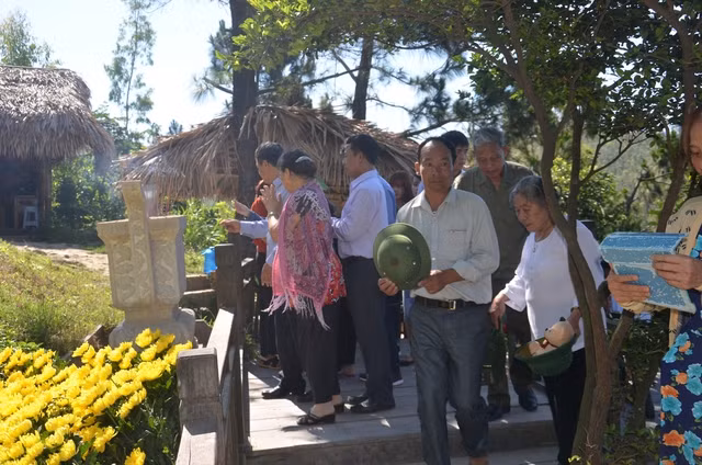 Người dân đến viếng mộ Đại tướng Võ Nguyên Giáp tại Vũng Chùa - Đảo Yến (Ảnh Hoàng Phúc)