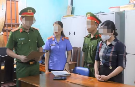 Cơ quan chức năng đọc lệnh khám xét nơi làm việc của Nguyễn Thị Mai. Ảnh: Công an Hà Tĩnh