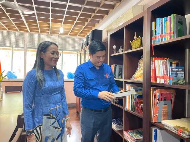 Đại sứ Hồ Thị Thanh Trúc giới thiệu về những cuốn sách của Chủ tịch Hồ Chí Minh được xuất bản bằng tiếng địa phương. Ảnh: Vũ Thơ