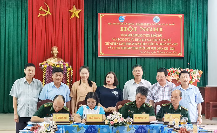 Quang cảnh buổi ký kết chương trình phối hợp giai đoạn 2023-2028 giữa Hội LHPN huyện Chư Prông với các Đồn Biên phòng Ia Mơr, Ia Púch và Ia Lốp. Ảnh: Khánh Linh
