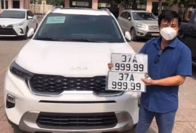Một người dân ở Nghệ An từng bốc trúng biển số đẹp đã bán chiếc xe đi kèm biển số này, thu về khoản tiền lớn. Ảnh: CTV