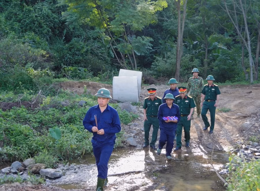 Bộ đội đưa hài cốt liệt sĩ về nơi tập kết, chờ tổ chức truy điệu. Ảnh: THANH LỘC