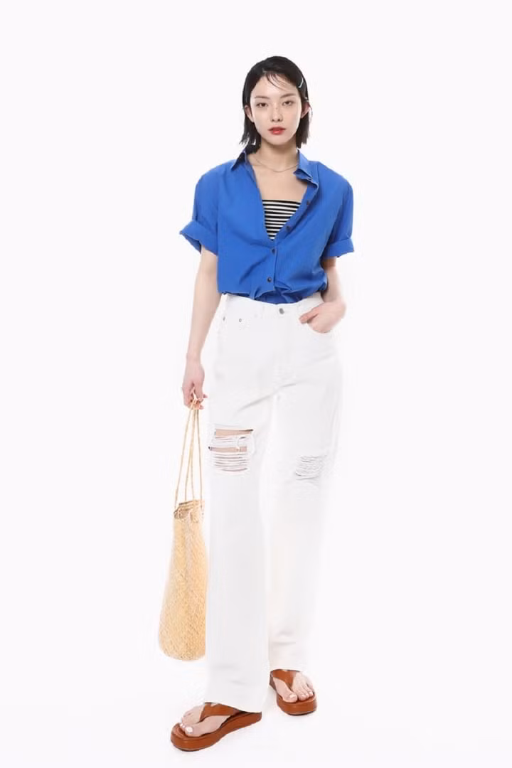 Mix trang phục sáng màu tưởng chừng đơn giản nhưng thực tế không phải vậy. Nếu nhắm mắt phối bừa, bạn có thể tạo ra những bộ trang phục màu sắc quê mùa, không ăn nhập. Một công thức luôn đẹp được đưa ra là kết hợp áo sơ mi màu sắc rực rỡ và quần trắng. Gam màu trắng sẽ cân bằng sự chói của thiết kế áo.