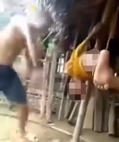 Hình ảnh bé trai bị treo lên xà nhà và bị đánh