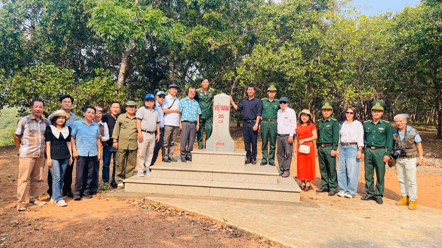 doan-can-bo-phong-vien-nha-bao-thuoc-hoi-nha-bao-tinh-gia-lai-to-chuc-di-thuc-te-sang-tac-tai-don-bien-phong-ia-o.jpg