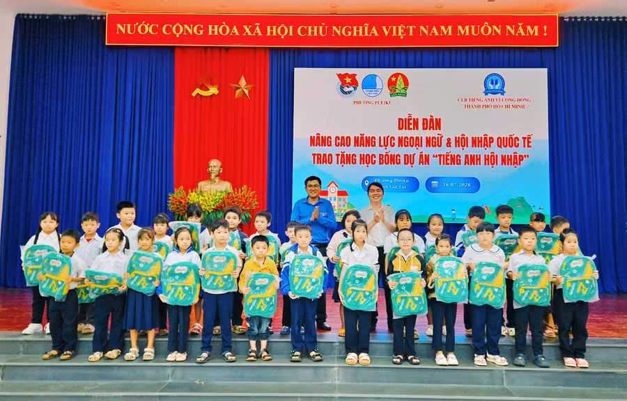ban-to-chuc-trao-50-ba-lo-cho-hoc-sinh-co-hoan-canh-kho-khan-hoc-sinh-vuot-kho-hoc-gioi-cua-truong-tieu-hoc-va-thcs-le-van-tam-phuong-pleiku-anh-ngoc-duy.jpg