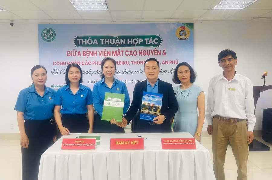 dai-dien-cac-don-vi-trao-doi-noi-dung-chuong-trinh-cham-soc-suc-khoe-mat-cho-doan-vien-nguoi-lao-dong-anh-dvcc.jpg