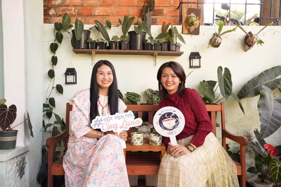 podcast-mot-tach-tra-cung-luna-duoc-xay-dung-nhu-mot-khong-gian-de-nguoi-tre-tro-chuyen-lang-nghe-va-se-chia.jpg