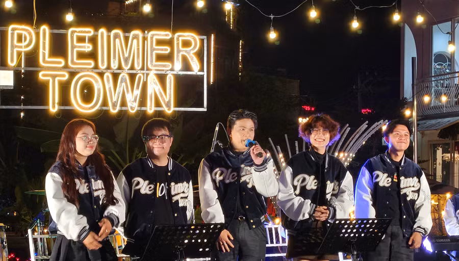 pleimer-town-band-bieu-dien-tai-chuong-trinh-dem-nghe-pho-hat-o-pho-dem-cho-nho-anh-ngoc-duy.jpg