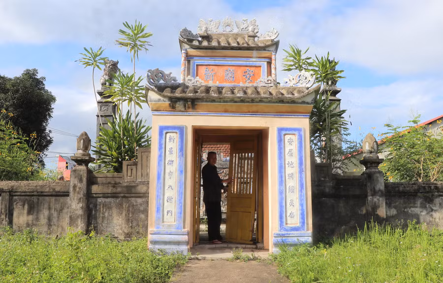 mieu-an-tan-phuong-an-khe-duoc-xay-dung-tren-go-dat-cao-voi-nha-ngo-tuong-bao-trang-nghiem-co-kinh-anh-ngoc-minh.jpg