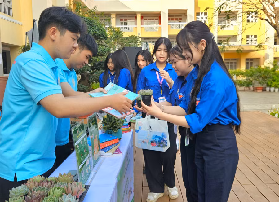 hoc-sinh-truong-thpt-chuyen-hung-vuong-tham-gia-doi-sach-do-dung-hoc-tap-cu-lay-cay-xanh-trong-chuong-trinh-hanh-dong-xanh-chon-tuong-lai-xanh-anh-ngoc-duy.jpg