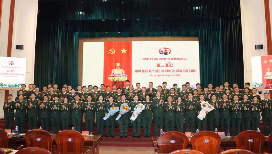 thu-truong-bo-tu-lenh-quan-doan-34-cung-cac-dang-vien-trong-dang-bo-cuc-chinh-tri-chup-anh-luu-niem.jpg