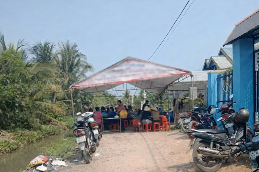 1-gia-dinh-va-hang-xom-dang-lam-dam-tang-cho-chau-be-bi-duoi-nuoc-thuong-tam.png