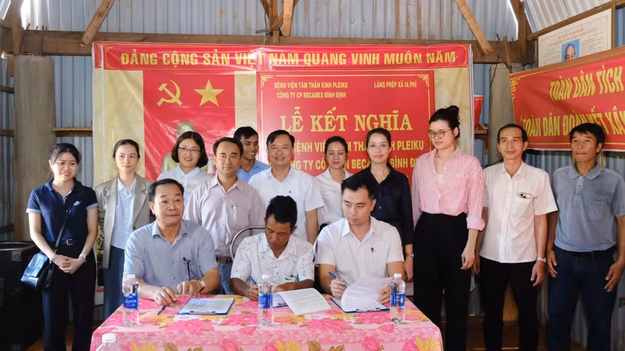 dai-dien-benh-vien-tam-than-kinh-pleiku-cong-ty-co-phan-becamex-binh-dinh-va-lanh-dao-xa-ia-phi-ky-ket-bien-ban-ket-nghia-voi-lang-prep-anh-dvcc.jpg