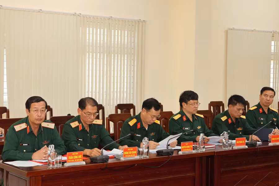 2-cac-thanh-vien-hoi-dong-du-hoi-nghi.jpg