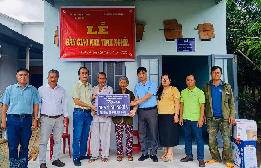 ban-giao-2-nha-tinh-nghia-cho-ho-co-hoan-canh-kho-khan-o-dak-po.jpg