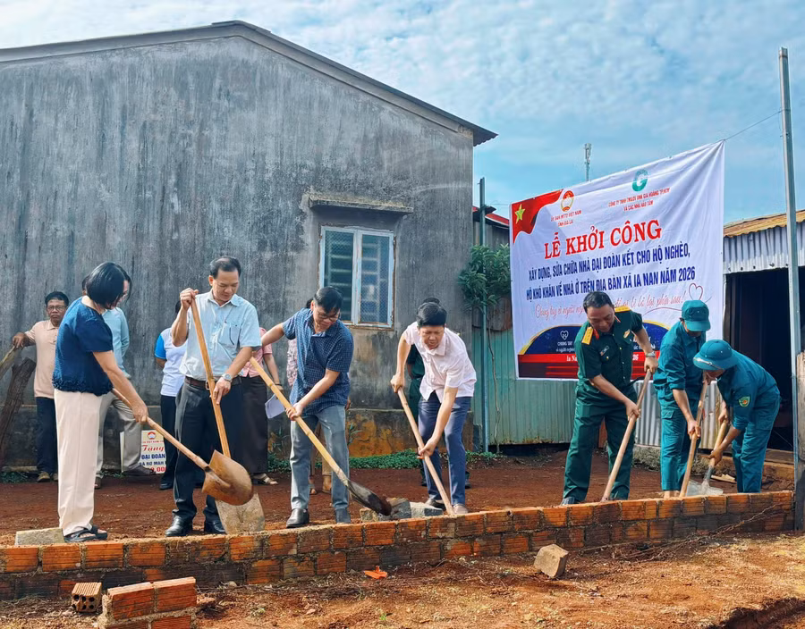 ban-to-chuc-va-cac-don-vi-tai-tro-khoi-cong-xay-dung-nha-o-cho-cac-ho-ngheo-can-ngheo-xa-ia-nan-anh-ngoc-duy.jpg