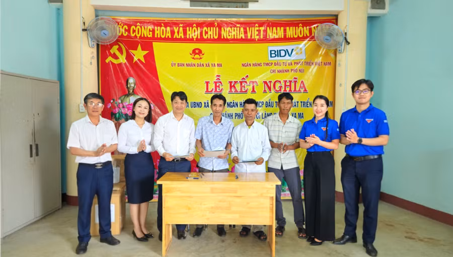 dai-dien-ngan-hang-tmcp-dau-tu-va-phat-trien-viet-nam-chi-nhanh-pho-nui-va-lang-hon-ky-ket-ban-ghi-nho-ket-nghia-tai-buoi-le.jpg
