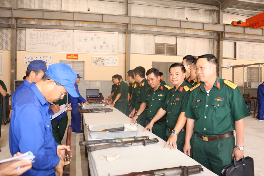 1-cac-dai-bieu-tham-quan-khu-sua-chua-sung-bo-binh-tai-khu-ky-thuat-tieu-doan-30-cuc-hau-can-ky-thuat.jpg