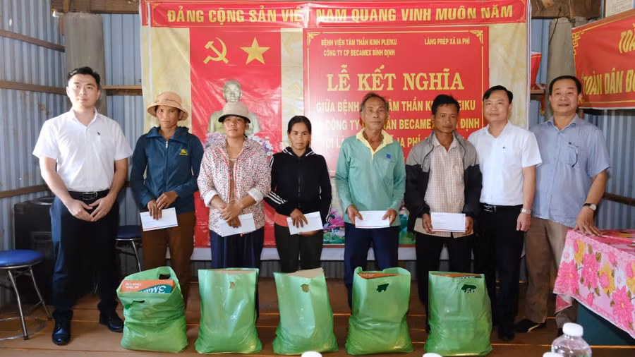 cac-don-vi-trao-qua-ho-tro-cho-ho-ngheo-ho-can-ngheo-tai-lang-prep-xa-ia-phi-anh-dvcc.jpg