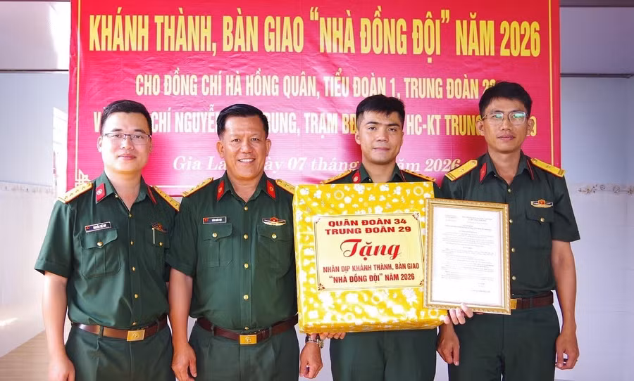 trung-doan-thong-tin-29-ban-giao-2-nha-dong-doi.jpg