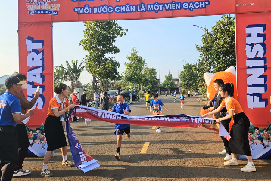 cac-van-dong-vien-nhi-but-pha-ve-dich-tai-giai-chay-lalisa-buoc-chan-vi-cong-dong-lan-4-anh-ngoc-duy.jpg