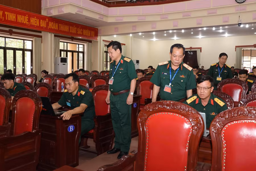ban-to-chuc-ban-giam-khao-theo-doi-cac-thi-sinh-thi-phan-nhan-thuc.jpg