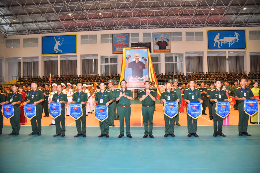 lanh-dao-quan-doan-34-tang-co-luu-niem-cac-doan-vdv-tham-gia-hoi-thao-anh-td.jpg