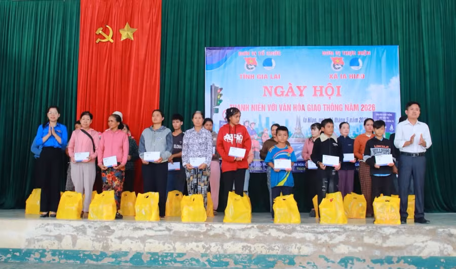 ban-to-chuc-trao-100-suat-qua-cua-trung-uong-doan-cho-cac-em-hoc-sinh-co-hoan-canh-kho-khan-anh-dvcc.jpg