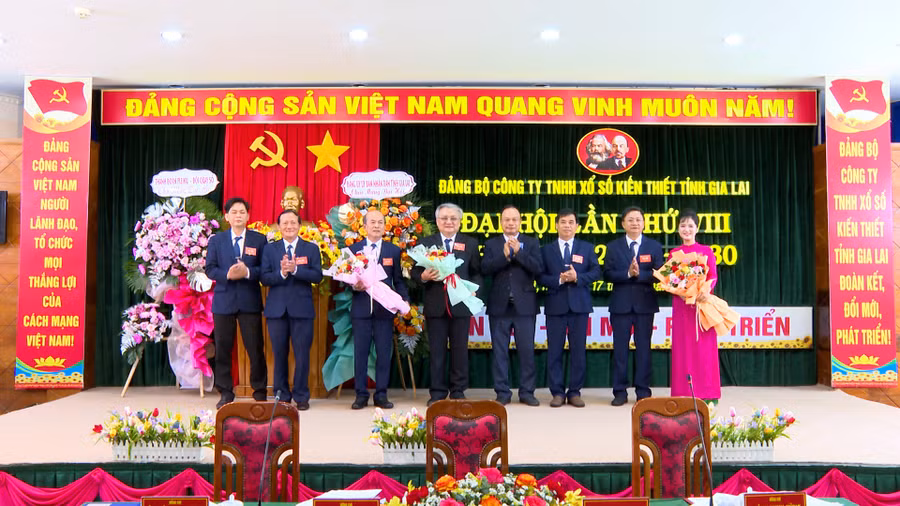 dung-khanh00-11-39-03still238.jpg