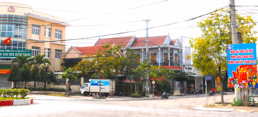 nhung-ngay-nay-goc-pho-tren-dia-ban-thi-tran-kbang-duoc-diem-to-them-pano-khau-hieu-mung-dang-mung-xuan-at-ty-nam-2025-anh-ngoc-minh.jpg