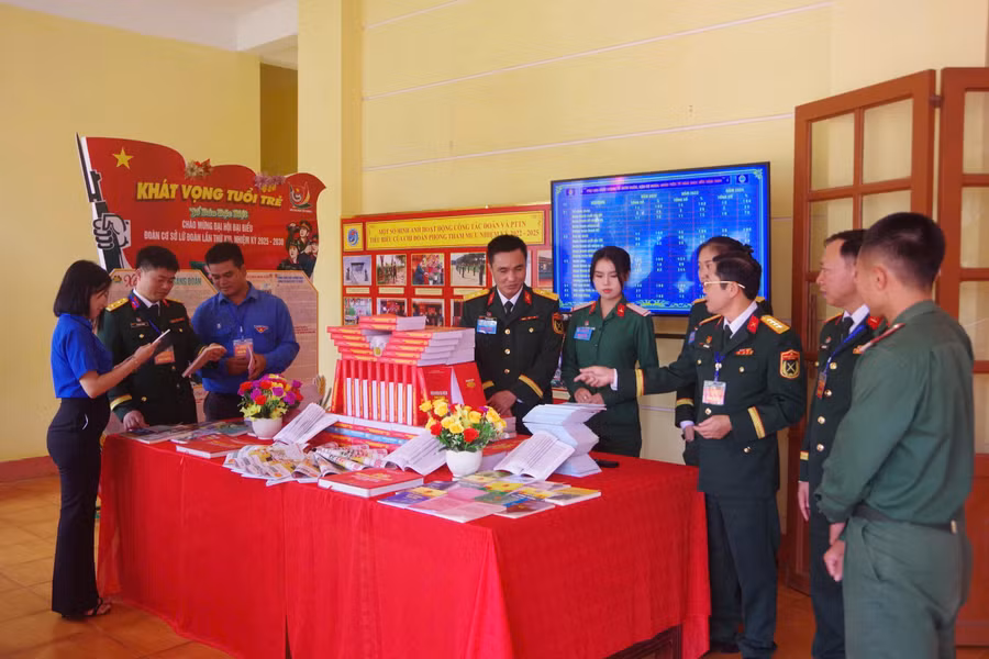 cac-dai-bieu-tham-quan-khu-trung-bay-dai-hoi.jpg
