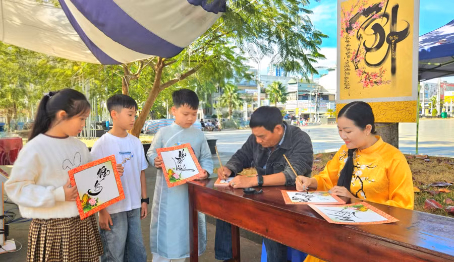 cac-em-nho-hao-hung-tham-gia-hoat-dong-viet-thu-phap-anh-ngoc-duy.jpg