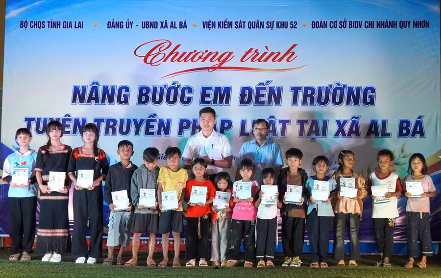dai-dien-lanh-dao-xa-al-ba-va-cac-don-vi-trao-qua-tang-hoc-sinh-co-hoan-canh-kho-khan-vuon-len-hoc-tot.jpg