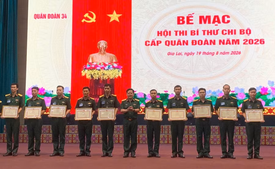 lanh-dao-quan-doan-34-trao-thuong-cho-cac-ca-nhan-dat-giai-cao-tai-hoi-thi.jpg