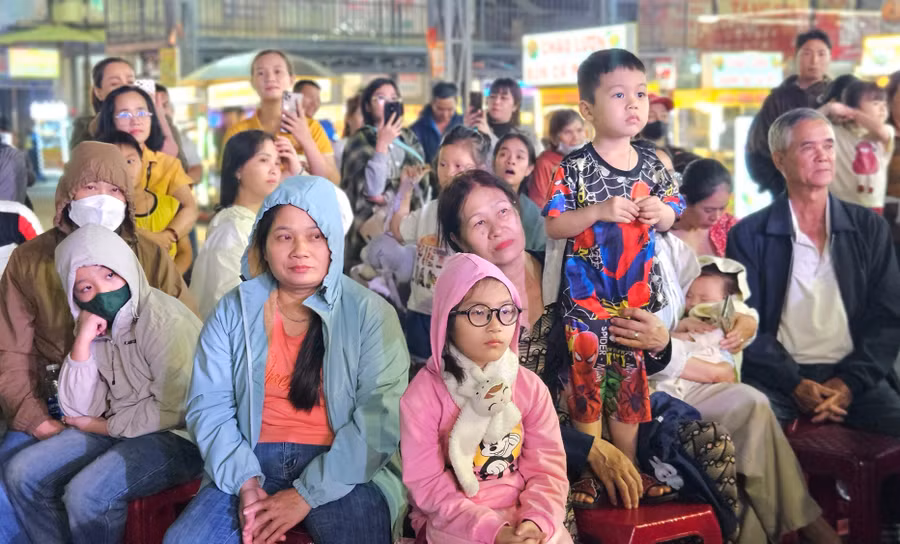 nguoi-dan-va-du-khach-theo-doi-cac-tiet-muc-bieu-dien-tai-pho-am-thuc-dien-hong-anh-ngoc-duy.jpg