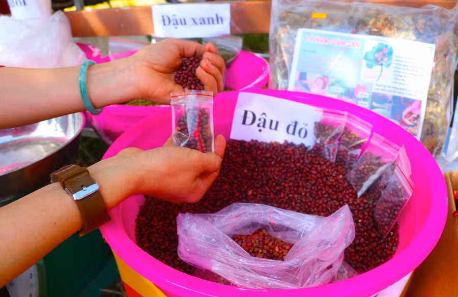 voi-y-nghia-mang-lai-nhieu-may-man-tot-lanh-dau-do-la-mot-trong-nhung-mat-hang-ban-chay-dau-nam-tai-phien-cho-anh-ngoc-minh.jpg