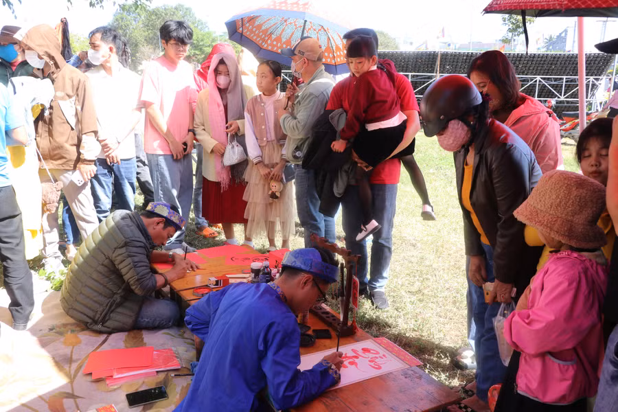 rat-dong-nguoi-dan-xin-chua-mong-muon-ca-mot-nam-may-man-binh-an-anh-ngoc-minh.jpg