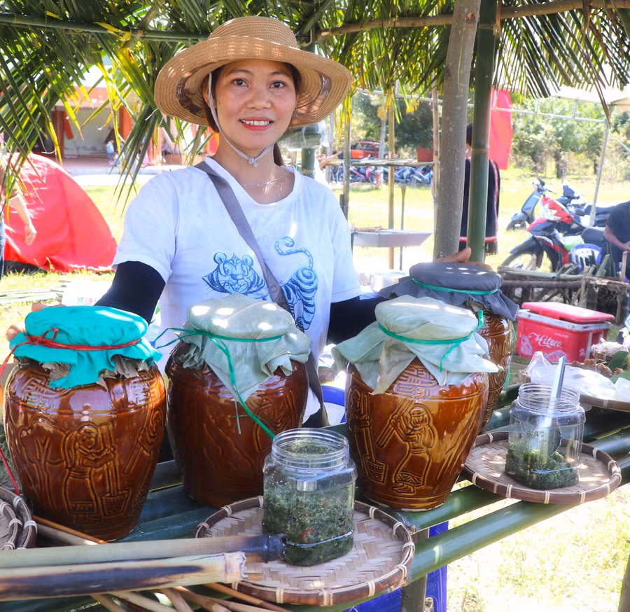 ruou-ghe-com-lam-am-thuc-dac-trung-cua-nguoi-dan-toc-thieu-so-tai-an-khe-duoc-gioi-thieu-quang-ba-tai-phien-cho-kinh-thuong-anh-ngoc-minh.jpg