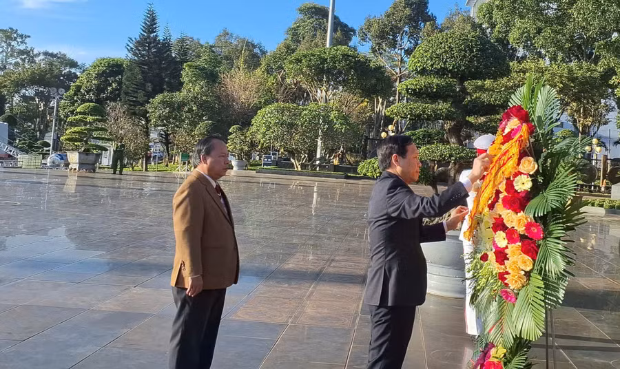 pho-truong-ban-noi-chinh-trung-uong-nguyen-thanh-hai-va-pho-bi-thu-thuong-truc-tinh-uy-gia-lai-chau-ngoc-tuan-dang-huong-tuong-dai-bac-ho-tai-quang-truong-dai-doan-ket.jpg