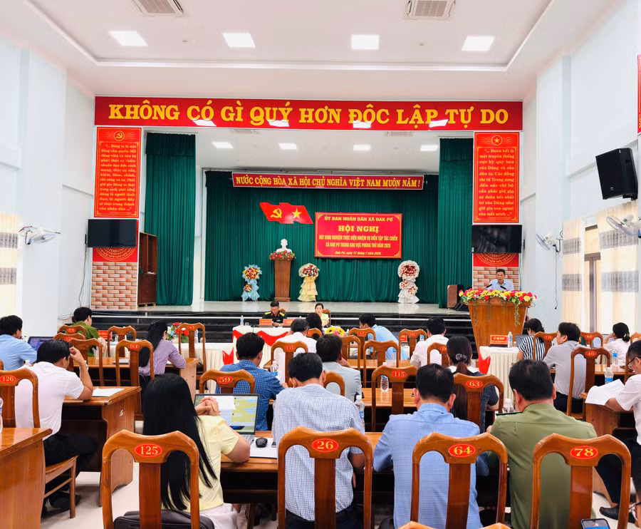 ubnd-xa-dak-po-tang-giay-khen-cho-cac-tap-the-ca-nhan-co-thanh-tich-xuat-sac-trong-thuc-hien-nhiem-vu-dien-tap.jpg