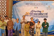 Đại diện Hiệp hội Du lịch tỉnh Gia Lai trao thẻ bảo hiểm y tế cho bệnh nhân phong.