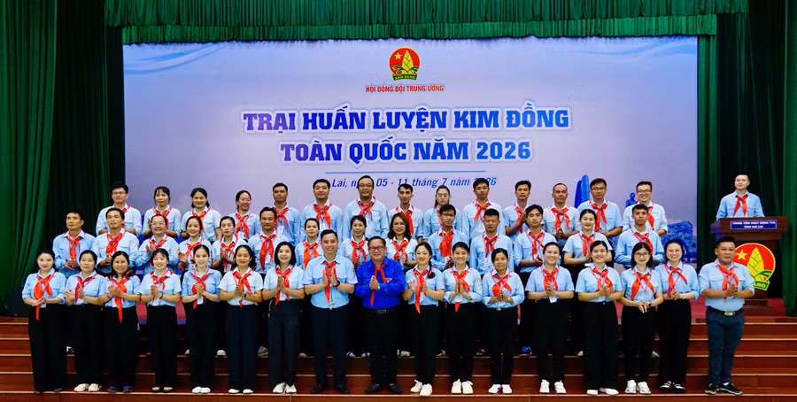 Trao thẻ trại sinh cho các tổng phụ trách đội tham gia trại huấn luyện. Ảnh: D.L