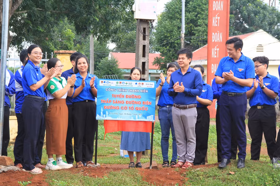 dai-dien-truong-dai-hoc-nong-lam-tp-ho-chi-minh-va-dia-phuong-ban-giao-cong-trinh-thap-sang-duong-bien-voi-10-den-nang-luong-mat-troi-tai-xa-ia-chia.jpg