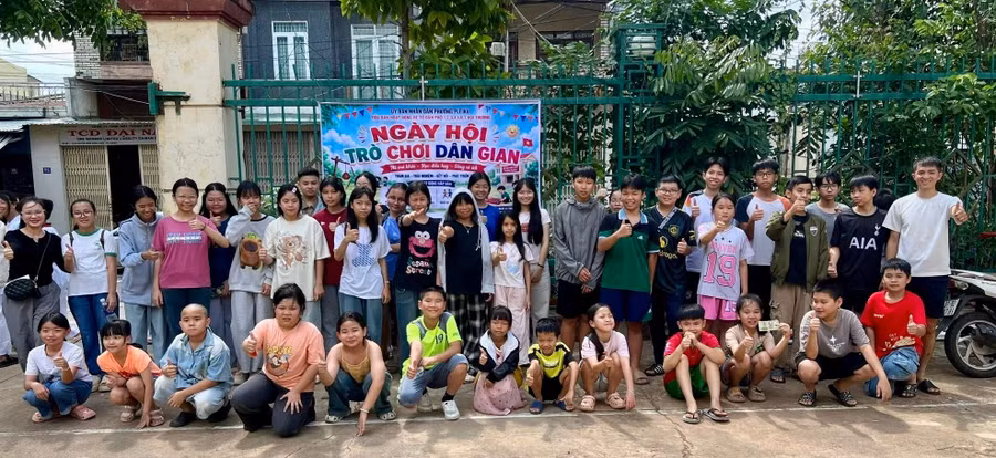 Tiểu ban Hoạt động hè Cụm Tổ dân phố Hội Thương (phường Pleiku) tổ chức sinh hoạt hè với nhiều trò chơi dân gian cho thiếu nhi. Ảnh: ĐVCC