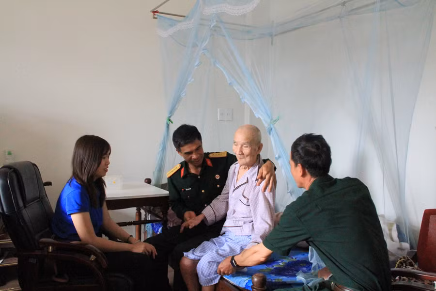 xa-dak-doa-to-chuc-tham-hoi-vien-cuc-chien-binh-100-tuoi-nhan-ngay-thuong-binh-liet-si.jpg