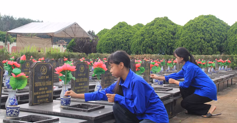doan-vien-thanh-nien-xa-dak-doa-thap-huong-tai-nghia-trang-liet-si-1-4294.jpg