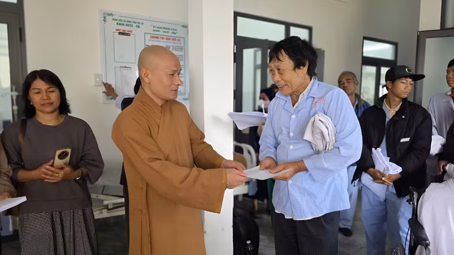thuong-toa-thich-dong-giai-trao-qua-cho-benh-nhan-co-hoan-canh-kho-khan-tai-benh-vien-da-khoa-gia-lai.jpg
