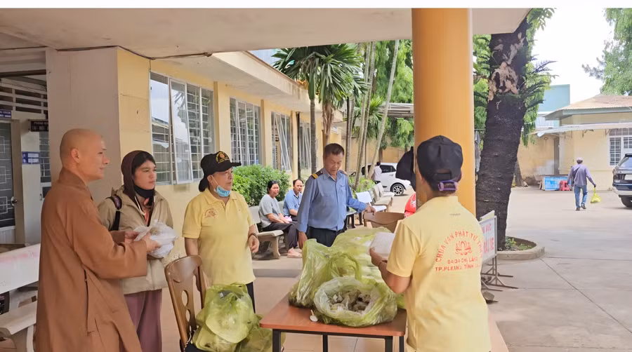 thuong-toa-thich-dong-giai-cung-cac-thanh-vien-chua-van-phat-trao-com-chay-cho-benh-nhan-nguoi-co-hoan-canh-kho-khan-tai-trung-tam-y-te-pleiku.jpg